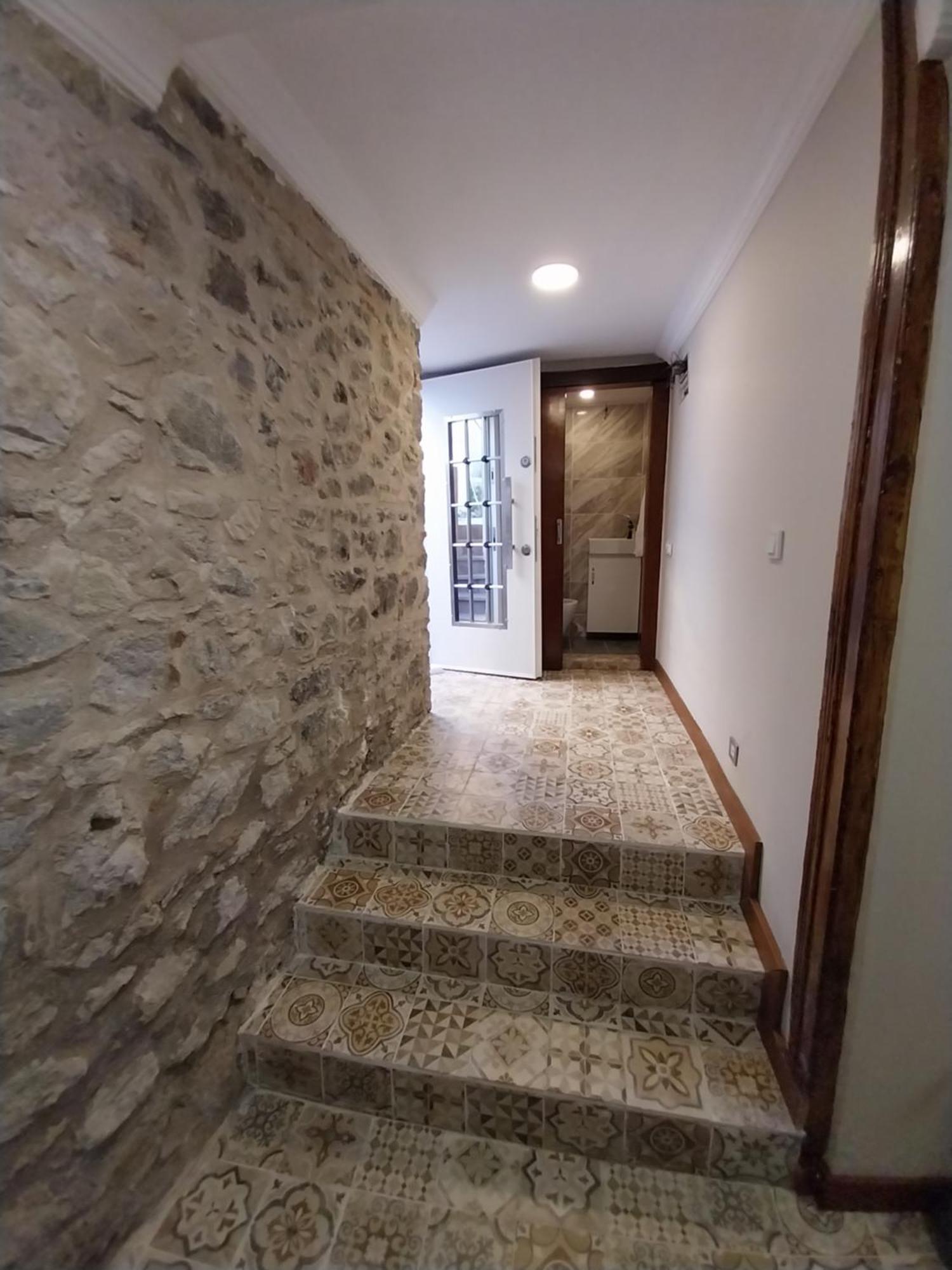 Beautiful Stone In Cool District Apartment *
